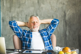 Anxiété sociale après 60 ans : comment reprendre confiance quand on se sent invisible ?