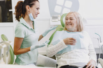 Douleur dentaire soudaine : que faire quand on est senior ?