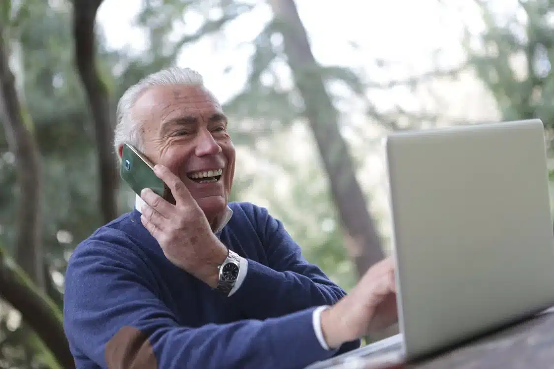 un homme âgé au téléphone