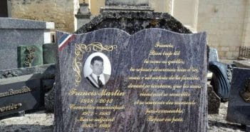Quelle plaque décès pour décorer la tombe d’un proche ?