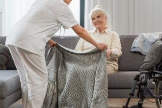 Rester chez soi après 60 ans à Nemours : ce que les services à la personne changent au quotidien