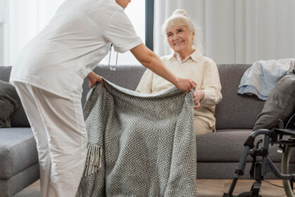 Rester chez soi après 60 ans à Nemours : ce que les services à la personne changent au quotidien
