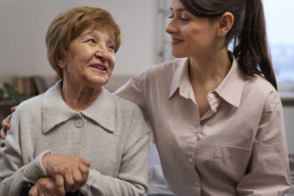 Services à domicile pour seniors : comment s'y retrouver et en profiter pleinement ?